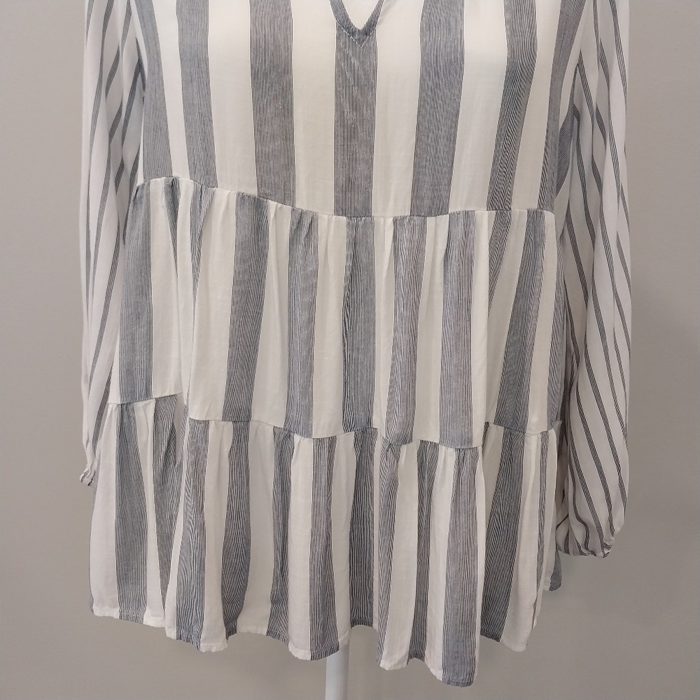 Staccato Gray and White peplum long sleeve v neck Blouse Size Small 100% Rayon - Picture 3 of 14